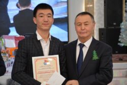 КЫРГЫЗ-ӨЗБЕК ЭЛ АРАЛЫК УНИВЕРСИТЕТИНДЕ ЖЫЛ МЫКТЫЛАРЫ СЫЙЛАНДЫ, ЖЫЛ МЫКТЫЛАРЫНА БИР АЙЛЫК МАЯНА КОТОРУЛАТ