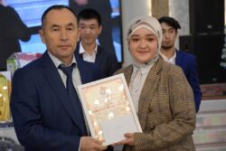 КЫРГЫЗ-ӨЗБЕК ЭЛ АРАЛЫК УНИВЕРСИТЕТИНДЕ ЖЫЛ МЫКТЫЛАРЫ СЫЙЛАНДЫ, ЖЫЛ МЫКТЫЛАРЫНА БИР АЙЛЫК МАЯНА КОТОРУЛАТ