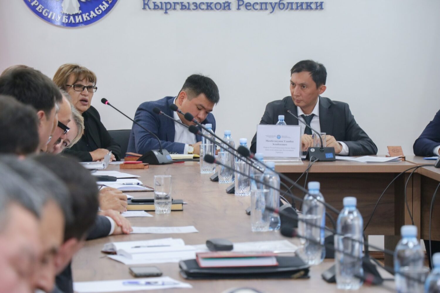 УЛАНБЕК МАМБЕТАКУНОВ: “МЕКТЕП МЕНЕН ЖОЖдордун КЫЗМАТТАШТЫГЫН КҮЧӨТҮҮ ЗАРЫЛ”