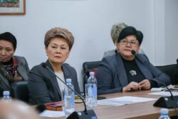 УЛАНБЕК МАМБЕТАКУНОВ: “МЕКТЕП МЕНЕН ЖОЖдордун КЫЗМАТТАШТЫГЫН КҮЧӨТҮҮ ЗАРЫЛ”