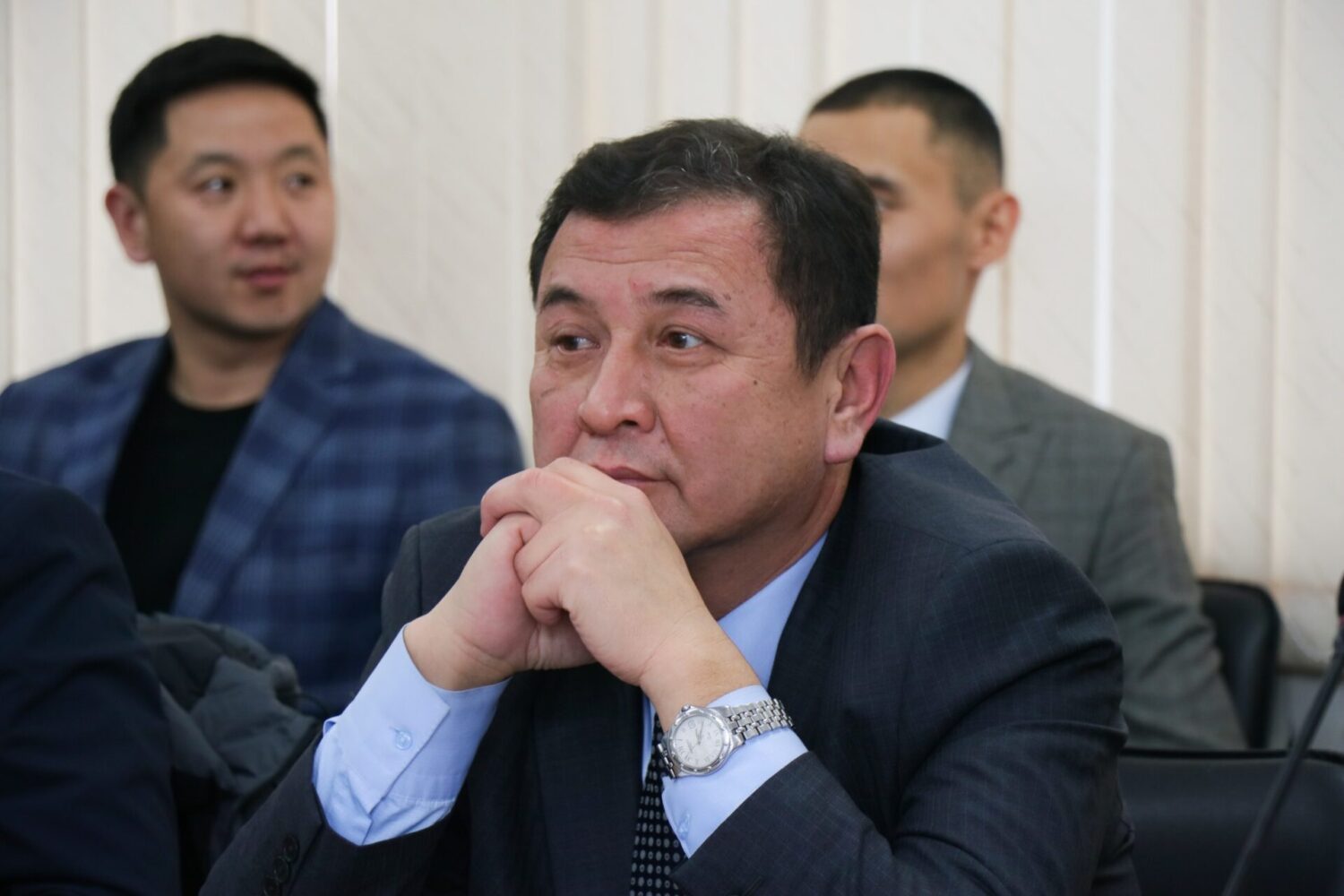 УЛАНБЕК МАМБЕТАКУНОВ: “МЕКТЕП МЕНЕН ЖОЖдордун КЫЗМАТТАШТЫГЫН КҮЧӨТҮҮ ЗАРЫЛ”