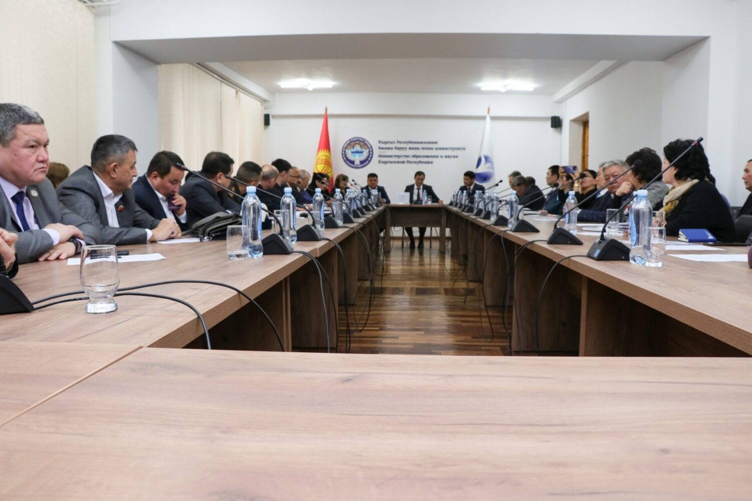 УЛАНБЕК МАМБЕТАКУНОВ: “МЕКТЕП МЕНЕН ЖОЖдордун КЫЗМАТТАШТЫГЫН КҮЧӨТҮҮ ЗАРЫЛ”