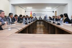 УЛАНБЕК МАМБЕТАКУНОВ: “МЕКТЕП МЕНЕН ЖОЖдордун КЫЗМАТТАШТЫГЫН КҮЧӨТҮҮ ЗАРЫЛ”