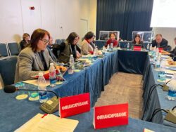 МИНИСТРЛИК ӨНӨКТӨШТӨР МЕНЕН БИЛИМ БЕРҮҮНҮ ТРАНСФОРМАЦИЯЛОО ҮЧҮН ЧЕЧИМДЕРДИ ТАЛКУЛООДО