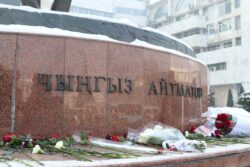 УЛАНБЕК МАМБЕТАКУНОВ ЧЫҢГЫЗ АЙТМАТОВДУН ЭСТЕЛИГИНЕ ГҮЛ КОЙДУ