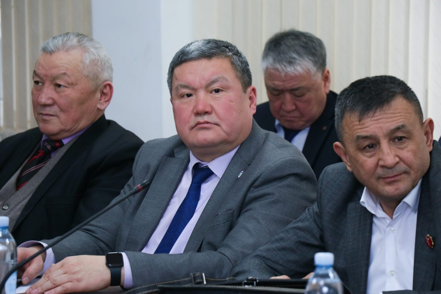 УЛАНБЕК МАМБЕТАКУНОВ: “МЕКТЕП МЕНЕН ЖОЖдордун КЫЗМАТТАШТЫГЫН КҮЧӨТҮҮ ЗАРЫЛ”