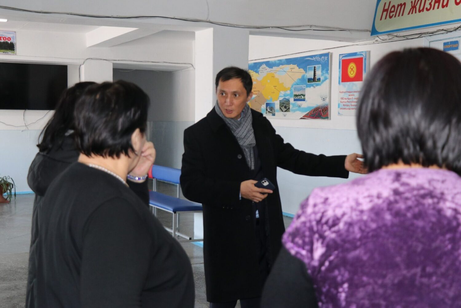 МИНИСТР УЛАНБЕК МАМБЕТАКУНОВ ПОСЕТИЛ ШКОЛУ ЫСЫК-АТИНСКОГО РАЙОНА