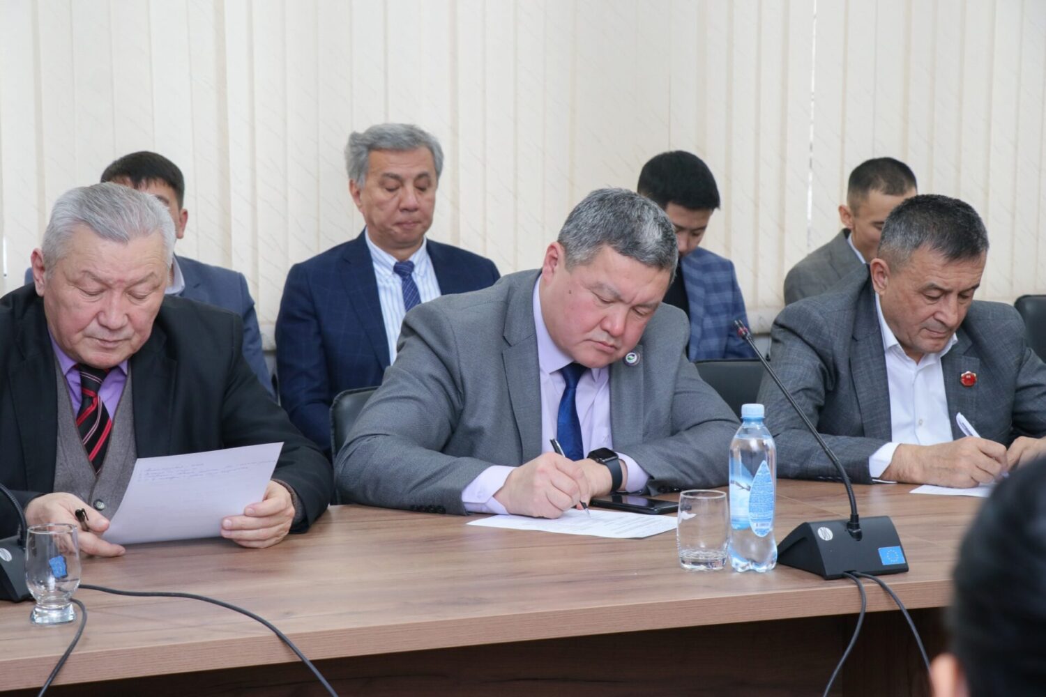 УЛАНБЕК МАМБЕТАКУНОВ: “МЕКТЕП МЕНЕН ЖОЖдордун КЫЗМАТТАШТЫГЫН КҮЧӨТҮҮ ЗАРЫЛ”