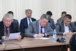 УЛАНБЕК МАМБЕТАКУНОВ: “МЕКТЕП МЕНЕН ЖОЖдордун КЫЗМАТТАШТЫГЫН КҮЧӨТҮҮ ЗАРЫЛ”