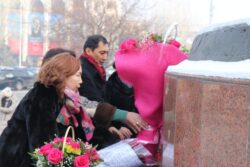 УЛАНБЕК МАМБЕТАКУНОВ ЧЫҢГЫЗ АЙТМАТОВДУН ЭСТЕЛИГИНЕ ГҮЛ КОЙДУ