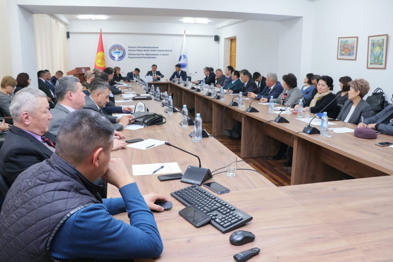 УЛАНБЕК МАМБЕТАКУНОВ: “МЕКТЕП МЕНЕН ЖОЖдордун КЫЗМАТТАШТЫГЫН КҮЧӨТҮҮ ЗАРЫЛ”