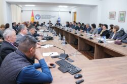 УЛАНБЕК МАМБЕТАКУНОВ: “МЕКТЕП МЕНЕН ЖОЖдордун КЫЗМАТТАШТЫГЫН КҮЧӨТҮҮ ЗАРЫЛ”