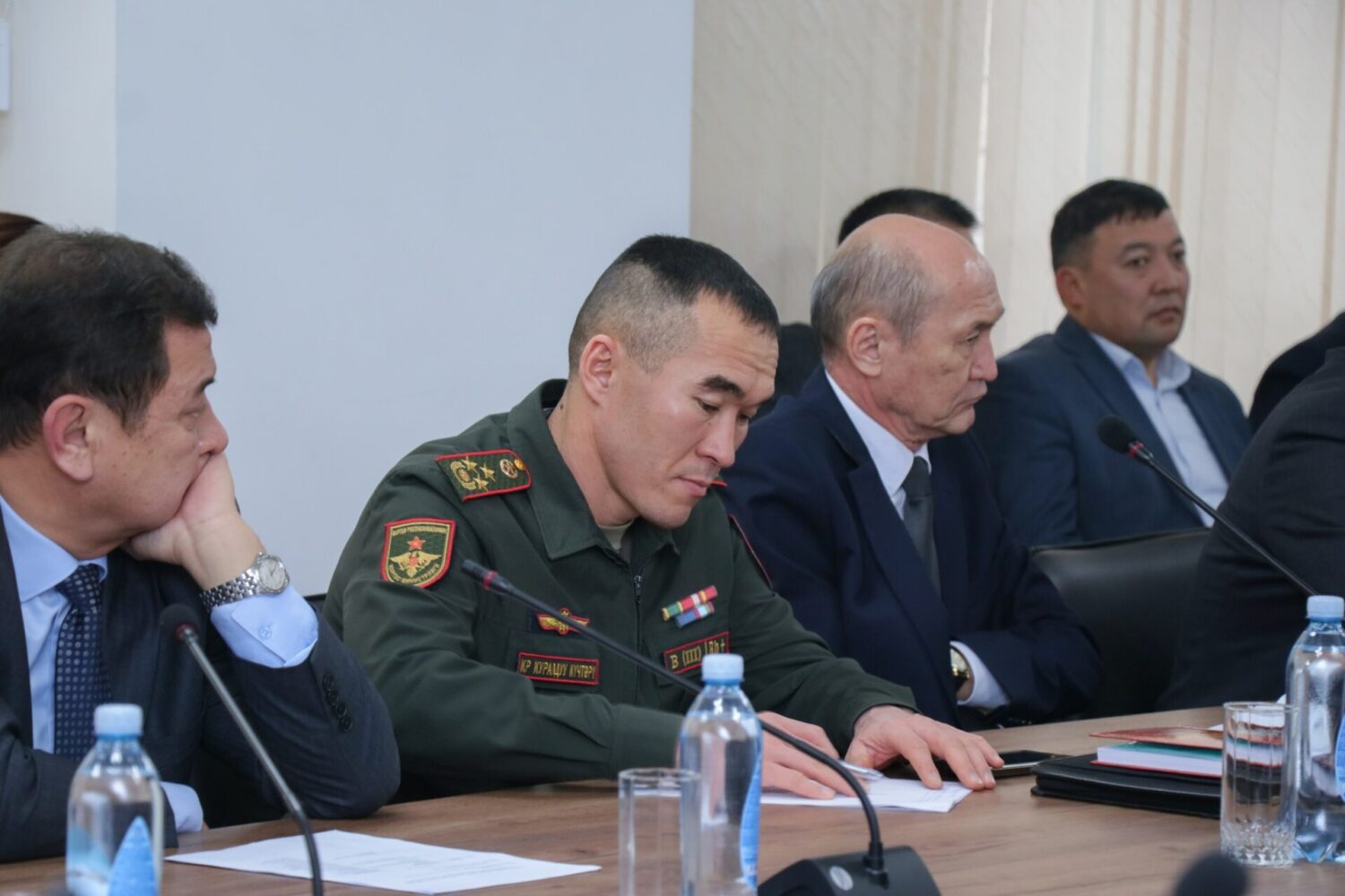 УЛАНБЕК МАМБЕТАКУНОВ: “МЕКТЕП МЕНЕН ЖОЖдордун КЫЗМАТТАШТЫГЫН КҮЧӨТҮҮ ЗАРЫЛ”