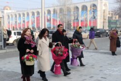 УЛАНБЕК МАМБЕТАКУНОВ ЧЫҢГЫЗ АЙТМАТОВДУН ЭСТЕЛИГИНЕ ГҮЛ КОЙДУ