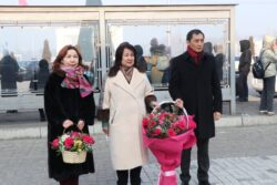 УЛАНБЕК МАМБЕТАКУНОВ ЧЫҢГЫЗ АЙТМАТОВДУН ЭСТЕЛИГИНЕ ГҮЛ КОЙДУ