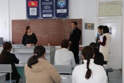 УЛАНБЕК МАМБЕТАКУНОВ ПОСЕТИЛ ШКОЛУ-КОМПЛЕКС «БИЛИМ-ОРДО»