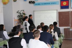 УЛАНБЕК МАМБЕТАКУНОВ ПОСЕТИЛ ШКОЛУ-КОМПЛЕКС «БИЛИМ-ОРДО»