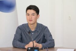 МИНИСТР УЛАНБЕК МАМБЕТАКУНОВ ЖАШТАР МЕНЕН ЖОЛУГУШТУ