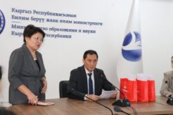 МИНИСТР УЛАНБЕК МАМБЕТАКУНОВ ЖАШТАР МЕНЕН ЖОЛУГУШТУ