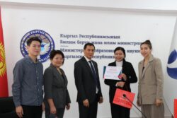 МИНИСТР УЛАНБЕК МАМБЕТАКУНОВ ЖАШТАР МЕНЕН ЖОЛУГУШТУ