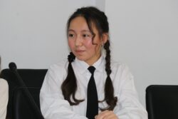 МИНИСТР УЛАНБЕК МАМБЕТАКУНОВ ЖАШТАР МЕНЕН ЖОЛУГУШТУ