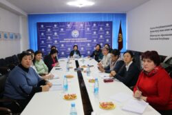 ПЕДАГОГДОР МЕКТЕПКЕ ЧЕЙИНКИ БИЛИМ БЕРҮҮНҮН НАТЫЙЖАЛУУЛУГУН ЖОГОРУЛАТУУ ЫКМАЛАРЫН ТАЛКУУЛАШТЫ