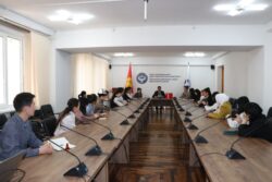 МИНИСТР УЛАНБЕК МАМБЕТАКУНОВ ЖАШТАР МЕНЕН ЖОЛУГУШТУ