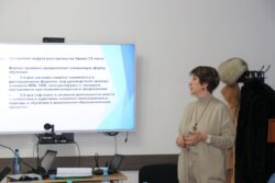 ПЕДАГОГДОР МЕКТЕПКЕ ЧЕЙИНКИ БИЛИМ БЕРҮҮНҮН НАТЫЙЖАЛУУЛУГУН ЖОГОРУЛАТУУ ЫКМАЛАРЫН ТАЛКУУЛАШТЫ