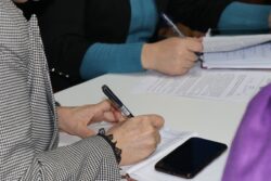 ПЕДАГОГДОР МЕКТЕПКЕ ЧЕЙИНКИ БИЛИМ БЕРҮҮНҮН НАТЫЙЖАЛУУЛУГУН ЖОГОРУЛАТУУ ЫКМАЛАРЫН ТАЛКУУЛАШТЫ