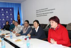 ПЕДАГОГДОР МЕКТЕПКЕ ЧЕЙИНКИ БИЛИМ БЕРҮҮНҮН НАТЫЙЖАЛУУЛУГУН ЖОГОРУЛАТУУ ЫКМАЛАРЫН ТАЛКУУЛАШТЫ