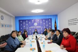 ПЕДАГОГДОР МЕКТЕПКЕ ЧЕЙИНКИ БИЛИМ БЕРҮҮНҮН НАТЫЙЖАЛУУЛУГУН ЖОГОРУЛАТУУ ЫКМАЛАРЫН ТАЛКУУЛАШТЫ