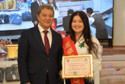 КЫРГЫЗ-ӨЗБЕК ЭЛ АРАЛЫК УНИВЕРСИТЕТИНДЕ ЖЫЛ МЫКТЫЛАРЫ СЫЙЛАНДЫ, ЖЫЛ МЫКТЫЛАРЫНА БИР АЙЛЫК МАЯНА КОТОРУЛАТ