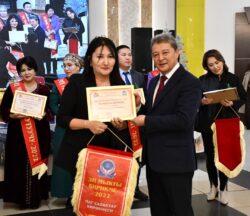 КЫРГЫЗ-ӨЗБЕК ЭЛ АРАЛЫК УНИВЕРСИТЕТИНДЕ ЖЫЛ МЫКТЫЛАРЫ СЫЙЛАНДЫ, ЖЫЛ МЫКТЫЛАРЫНА БИР АЙЛЫК МАЯНА КОТОРУЛАТ