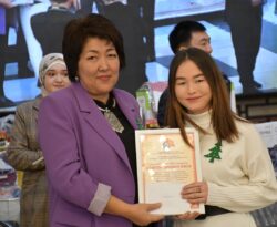 КЫРГЫЗ-ӨЗБЕК ЭЛ АРАЛЫК УНИВЕРСИТЕТИНДЕ ЖЫЛ МЫКТЫЛАРЫ СЫЙЛАНДЫ, ЖЫЛ МЫКТЫЛАРЫНА БИР АЙЛЫК МАЯНА КОТОРУЛАТ