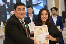 КЫРГЫЗ-ӨЗБЕК ЭЛ АРАЛЫК УНИВЕРСИТЕТИНДЕ ЖЫЛ МЫКТЫЛАРЫ СЫЙЛАНДЫ, ЖЫЛ МЫКТЫЛАРЫНА БИР АЙЛЫК МАЯНА КОТОРУЛАТ