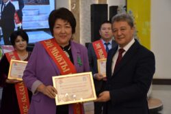 КЫРГЫЗ-ӨЗБЕК ЭЛ АРАЛЫК УНИВЕРСИТЕТИНДЕ ЖЫЛ МЫКТЫЛАРЫ СЫЙЛАНДЫ, ЖЫЛ МЫКТЫЛАРЫНА БИР АЙЛЫК МАЯНА КОТОРУЛАТ