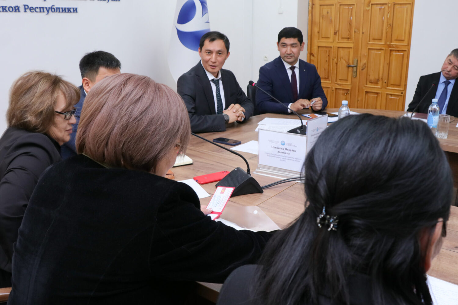 УЛАНБЕК МАМБЕТАКУНОВ: “МЕКТЕП МЕНЕН ЖОЖдордун КЫЗМАТТАШТЫГЫН КҮЧӨТҮҮ ЗАРЫЛ”