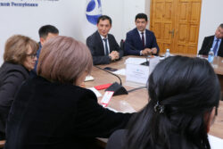 УЛАНБЕК МАМБЕТАКУНОВ: “МЕКТЕП МЕНЕН ЖОЖдордун КЫЗМАТТАШТЫГЫН КҮЧӨТҮҮ ЗАРЫЛ”