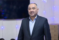 НУРЛАНБЕК ШАКИЕВ: «БИРГЕЛИКТЕ БИЛИМГЕ УМТУЛГАНДА ГАНА ИЙГИЛИККЕ ЖЕТИШЕ АЛАБЫЗ»