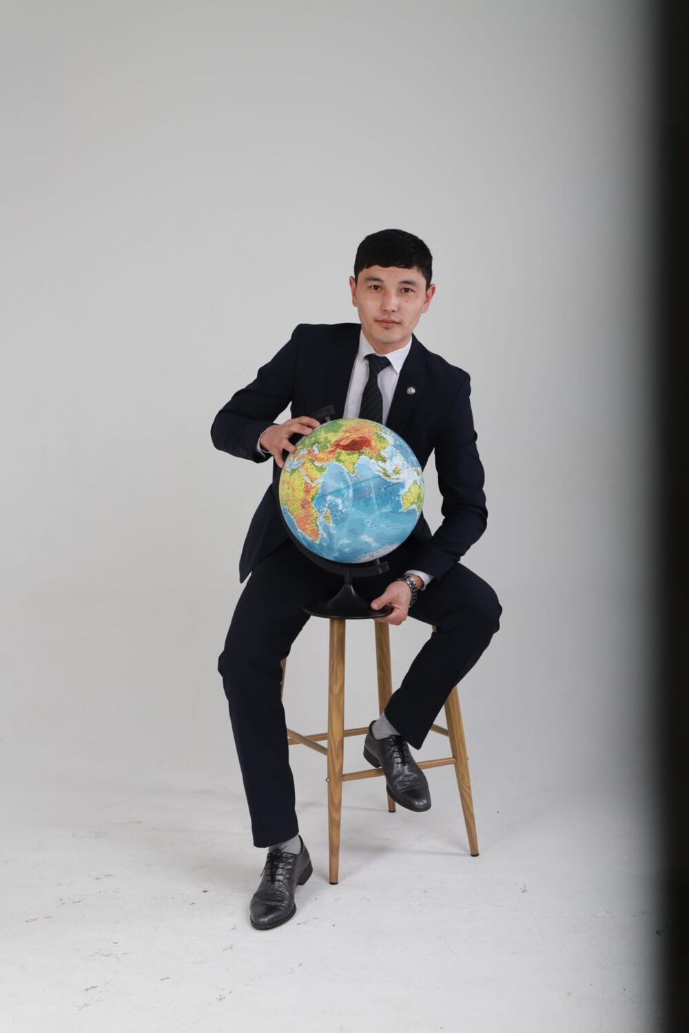 ОКУУЧУЛАРГА ЖАҢЫЧА КӨЗ КАРАШТА БИЛИМ, ТАРБИЯ БЕРҮҮ