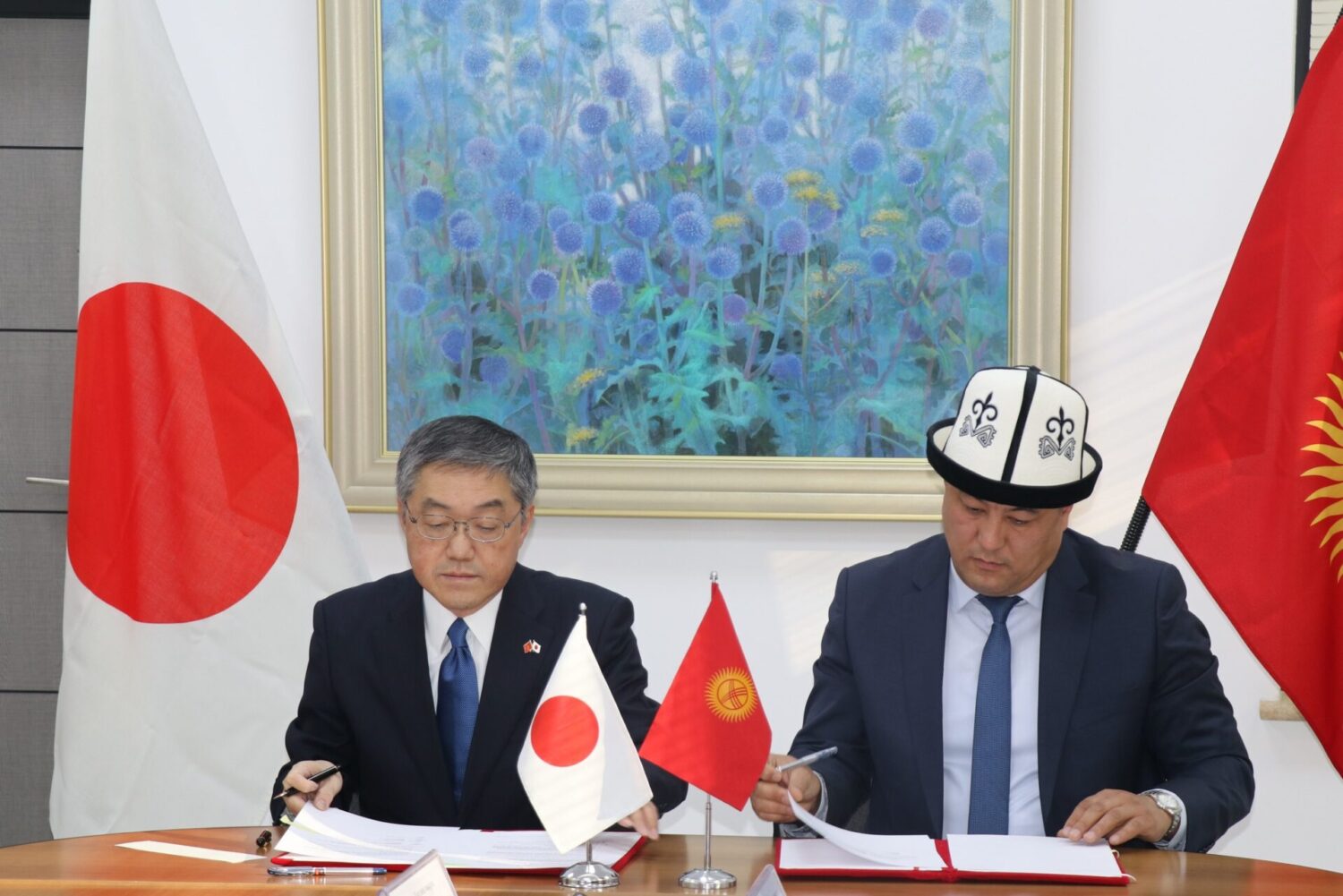 ЭКИ МЕКТЕПТИН ЖАНА ҮЧ БАЛА БАКЧАНЫН ШАРТТАРЫ ЖАКШЫРТЫЛАТ