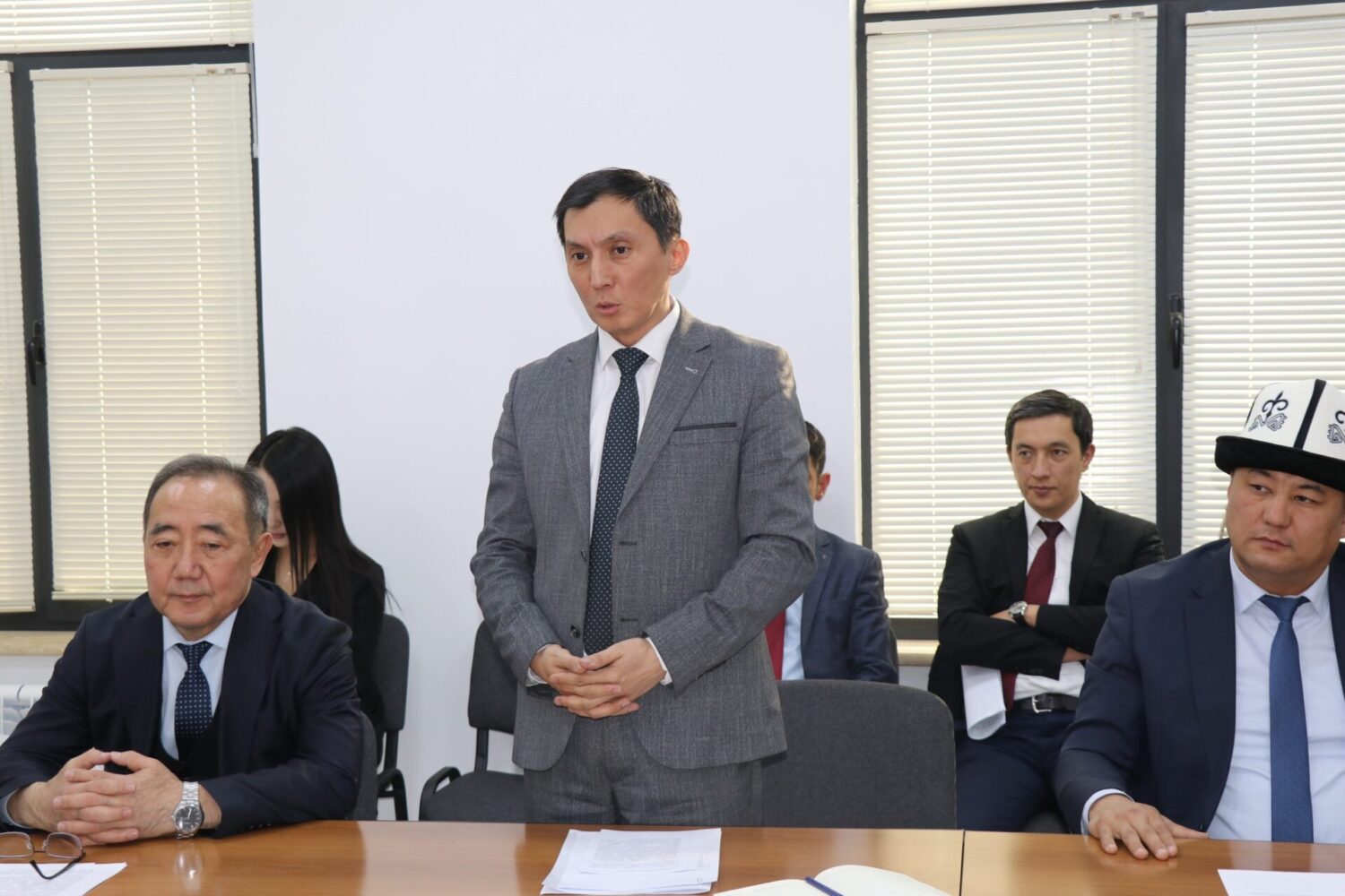 ЭКИ МЕКТЕПТИН ЖАНА ҮЧ БАЛА БАКЧАНЫН ШАРТТАРЫ ЖАКШЫРТЫЛАТ