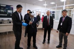 АКЫЛБЕК ЖАПАРОВ ОШМУНУН  КЛИНИКАСЫ МЕНЕН ТААНЫШТЫ