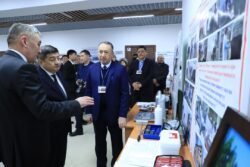 АКЫЛБЕК ЖАПАРОВ ОШМУНУН  КЛИНИКАСЫ МЕНЕН ТААНЫШТЫ