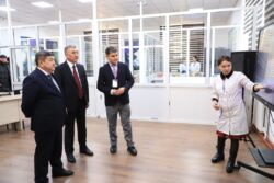 АКЫЛБЕК ЖАПАРОВ ОШМУНУН  КЛИНИКАСЫ МЕНЕН ТААНЫШТЫ