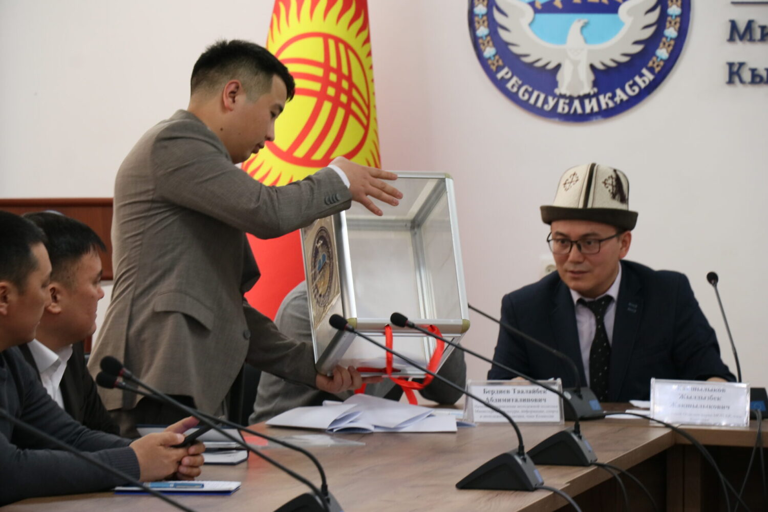 ЖАШ ОКУМУШТУУЛАРДЫН ЖОГОРКУ КЕҢЕШИНИН ТӨРАГАСЫН ШАЙЛОО ӨТТҮ