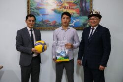 МИНИСТР ВРУЧИЛ ПОДАРКИ ВОЛЕЙБОЛИСТАМ