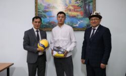 МИНИСТР ВОЛЕЙБОЛЧУЛАРГА БЕЛЕК ТАПШЫРДЫ