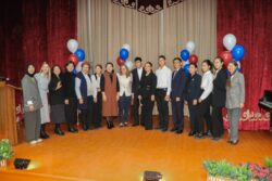 УЛАНБЕК МАМБЕТАКУНОВ МЕКТЕП МУГАЛИМДЕРИН АНГЛИС ТИЛИНЕ ОКУТУУ БОЮНЧА ДОЛБООРЛОРДУ ИШКЕ КИРГИЗҮҮГӨ КАТЫШТЫ