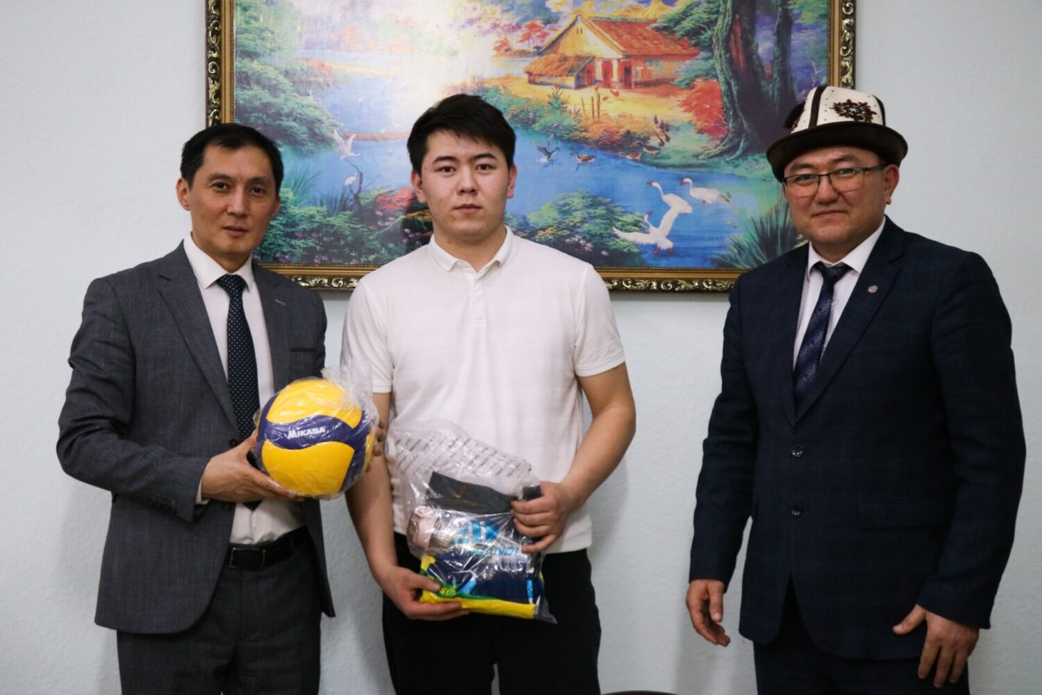 МИНИСТР ВОЛЕЙБОЛЧУЛАРГА БЕЛЕК ТАПШЫРДЫ